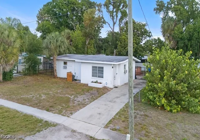 Homes for sale in North Fort Myers, FL | 912 Hibiscus Ln, North Fort Myers, FL 33903 | MLS# 2026022540