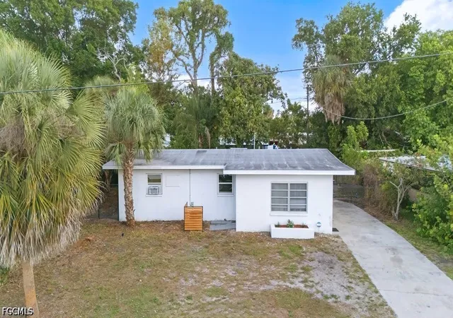Homes for sale in North Fort Myers, FL | 912 Hibiscus Ln, North Fort Myers, FL 33903 | MLS# 2026022540