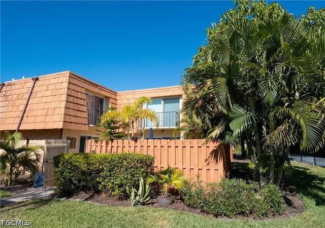 Photo 2 of Townhouse for sale at 1727 Park Meadows Dr #2, Fort Myers, FL 33907 | MLS# 2026022815 | Listing updated on 2026-07-15