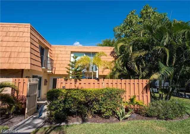 Photo 3 of Townhouse for sale at 1727 Park Meadows Dr #2, Fort Myers, FL 33907 | MLS# 2026022815 | Listing updated on 2026-07-15