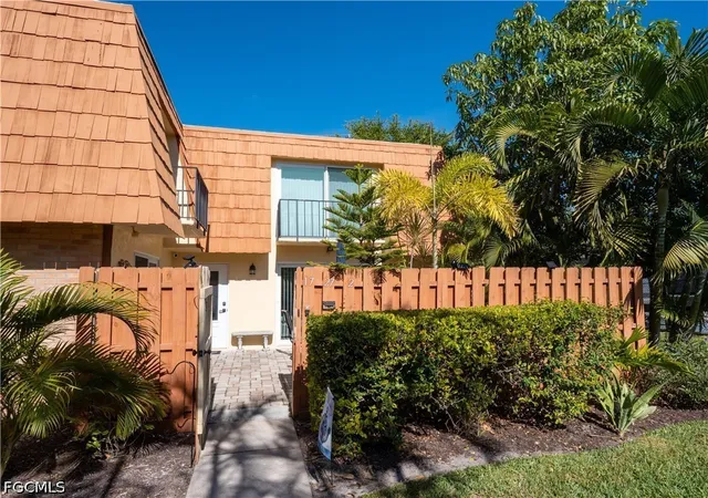 Photo 3 of Townhouse for sale at 1727 Park Meadows Dr #2, Fort Myers, FL 33907 | MLS# 2026022815 | Listing updated on 2026-07-15