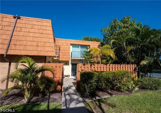 Photo 4 of Townhouse for sale at 1727 Park Meadows Dr #2, Fort Myers, FL 33907 | MLS# 2026022815 | Listing updated on 2026-07-15
