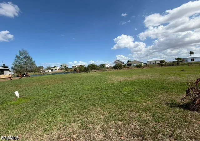 2nd image of 932 940 Meyerchick Dr Sw, Moore Haven, FL 33471 | MLS# 2026023900