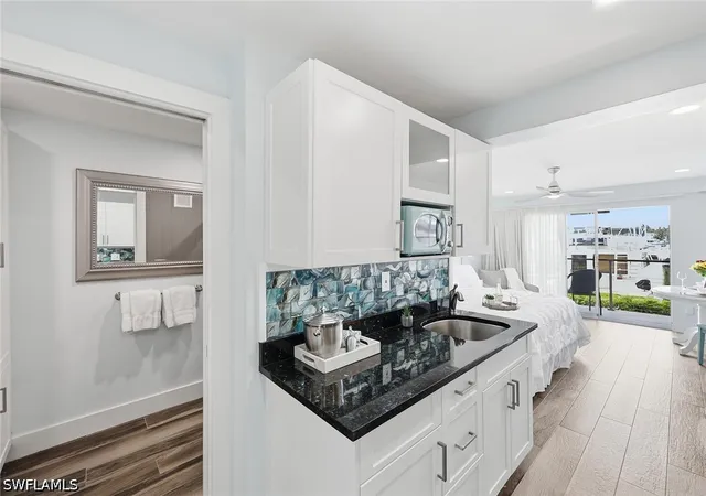 Listing Photo 5 - Condo for sale in building located at 900 Broad Ave S, Naples, FL 34102 - Unit #125