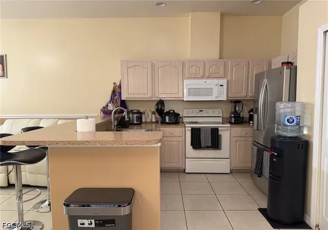 Listing Photo 4 - Condo for sale in building located at 920 SE 6th Ct, Cape Coral, FL 33990