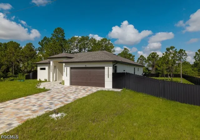5th image of 811 Rush Ave, Lehigh Acres, FL 33972 | MLS# 2026024584
