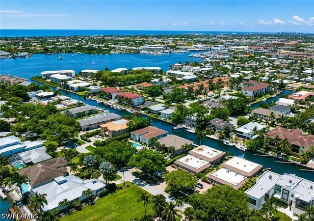 2nd image of 1533 Chesapeake Ave, Naples, FL 34102