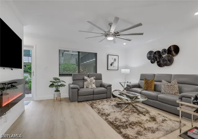 4th image of 788 Park Shore Dr #E14, Naples, FL 34103 | MLS# 226022171