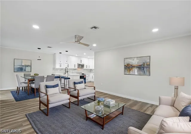 Listing Photo 5 - Condo for sale in building located at 1521 Chesapeake Ave, Naples, FL 34102 - Unit #B2
