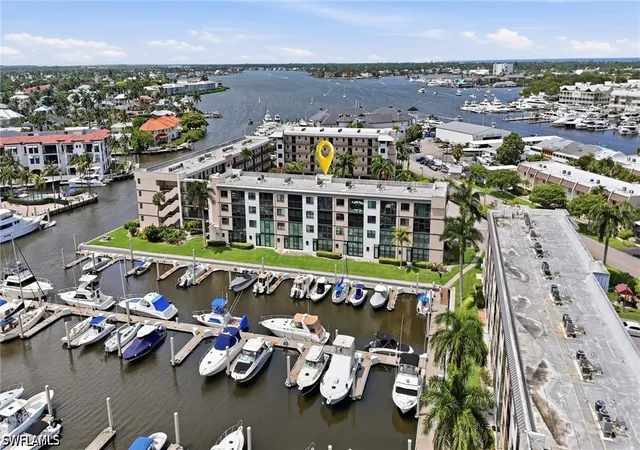 2nd image of 803 River Pt Dr, Naples, FL 34102