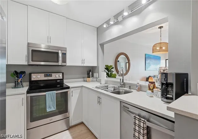3rd image of 803 River Pt Dr, Naples, FL 34102