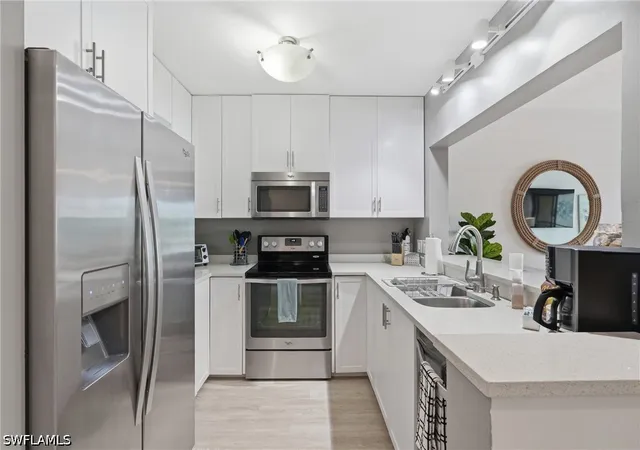 4th image of 803 River Pt Dr, Naples, FL 34102