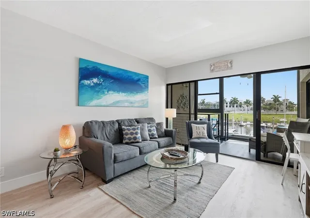 5th image of 803 River Pt Dr, Naples, FL 34102
