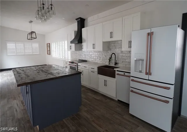 Photo 3 of Sale Pending at 544 Bayside Dr, Fort Myers, FL 33919 | MLS# 226021775 | Listing updated on 2026-08-28