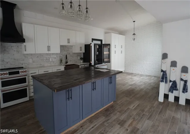 Photo 3 of Sale Pending at 544 Bayside Dr, Fort Myers, FL 33919 | MLS# 226021775 | Listing updated on 2026-08-28