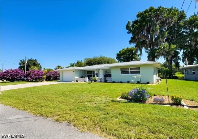 3rd image of 1745 S Paradise Pt, Inverness, FL 34450 | MLS# 226022927