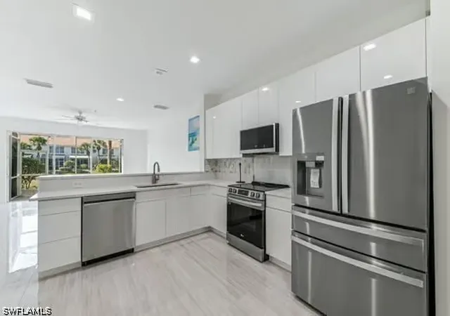 Listing Photo 4 - Condo for sale in building located at 827 Hampton Cir, Naples, FL 34105 - Unit #146