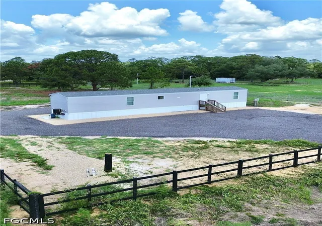 Photo 3 of Manufactured home for sale at 170 S Jinete St, Clewiston, FL 33440 | MLS# 2026027074 | Listing updated on 2026-06-27