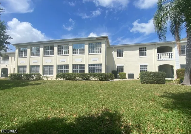 Listing Photo 5 - Condo for sale in building located at 13520 Stratford Pl Cir, Fort Myers, FL 33919
