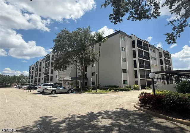Homes for sale in Fort Myers, FL | 2121 Collier Ave, Fort Myers, FL 33901