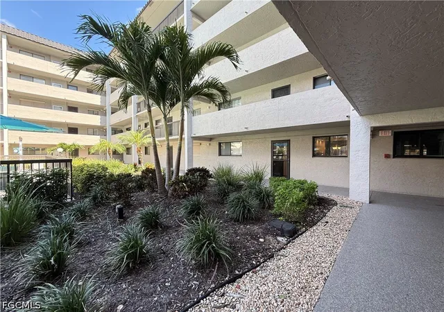 Homes for sale in Fort Myers, FL | 2121 Collier Ave, Fort Myers, FL 33901