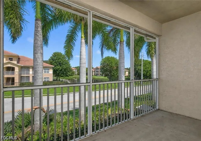 Listing Photo 4 - Condo for sale in building located at 8521 Oakshade Cir, Fort Myers, FL 33919 - Unit #422