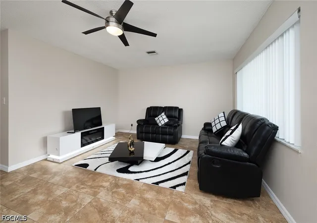4th image of 4212 SE 19th Pl, Cape Coral, FL 33904