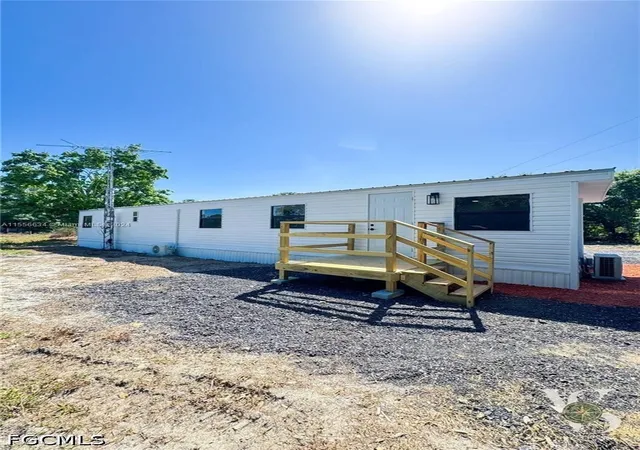 Photo 3 of Manufactured home for sale at 5121 Pioneer 18 St, Clewiston, FL 33440 | MLS# 2026028400 | Listing updated on 2026-07-23