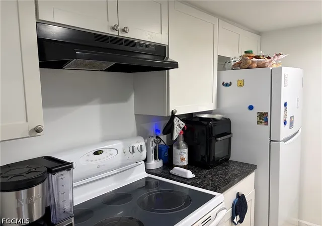 Homes for sale in Fort Myers, FL | 13160 Kings Point Dr #2, Fort Myers, FL 33919 | MLS# 2026028440