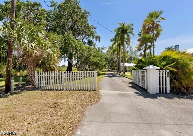 4th image of 233 De Soto Ave, Labelle, FL 33935 | MLS# 2026028994