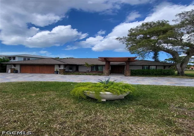 Photo 1 of Single family home for sale at 2257 Regal Way, Naples, FL 34110 | MLS# 2026029533 | Listing updated on 2026-07-19