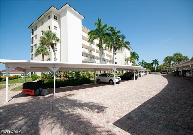Listing Photo 4 - Condo for sale in building located at 21 High Pt Cir E, Naples, FL 34103 - Unit #305