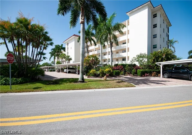 Listing Photo 5 - Condo for sale in building located at 21 High Pt Cir E, Naples, FL 34103 - Unit #305