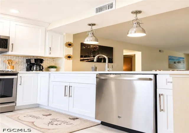 4th image of 2828 Jackson St #E3, Fort Myers, FL 33901 | MLS# 2026030417