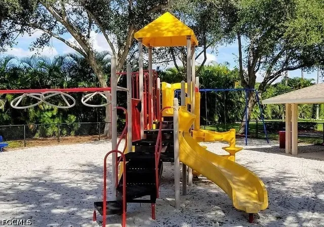 15th image of 833 Mount Hood Ct, Naples, FL 34104 | MLS# 2026030710