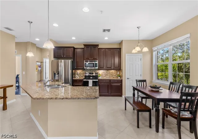 Listing Photo 5 - Condo for sale in building located at 5790 Harbour Clb Rd, FORT MYERS, FL 33919 - Unit #201