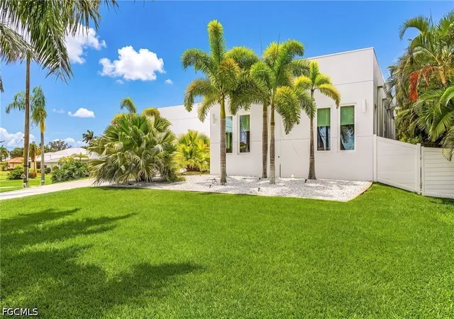 2nd image of 914 Dolphin Dr, Cape Coral, FL 33904 | MLS# 2026031545