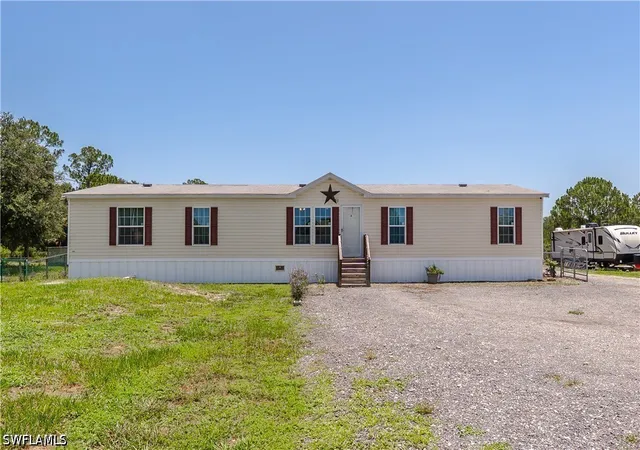 2nd image of 585 S Lindero St, Clewiston, FL 33440 | MLS# 226027072