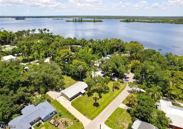 Photo 2 of Sale Pending at 306 Chattanooga Dr, Fort Myers, FL 33905 | MLS# 2026031726 | Listing updated on 2026-08-03
