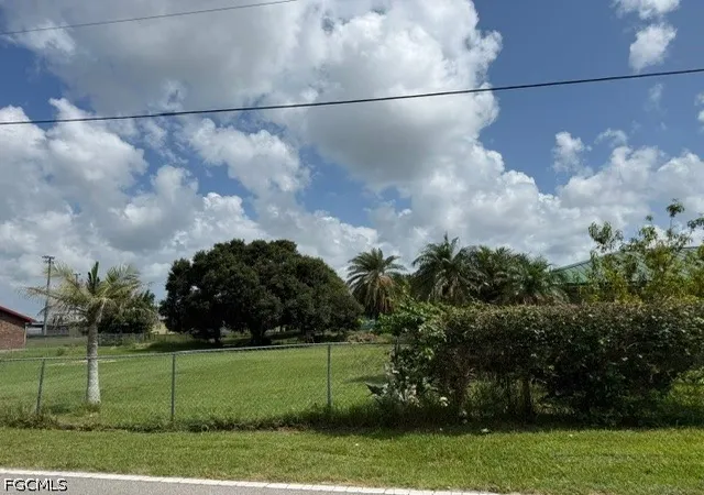 2nd image of 757 Avenue R Sw, Moore Haven, FL 33471 | MLS# 2026031951