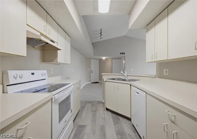 Listing Photo 5 - Condo for sale in building located at 13605 Eagle Ridge Dr, Fort Myers, FL 33912