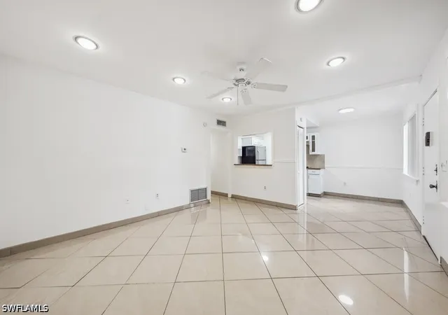 Listing Photo 5 - Condo for sale in building located at 2878 Donnelly Dr, Lantana, FL 33462 - Unit #106