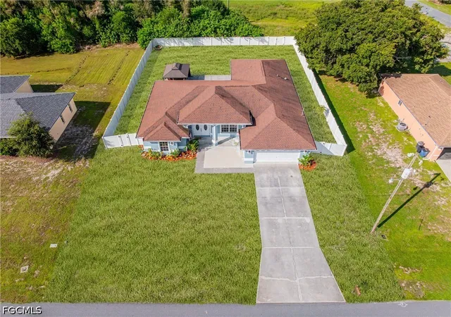 Photo 2 of Single family home for sale at 775 Arundel Cir, Fort Myers, FL 33913 | MLS# 2026033018 | Listing updated on 2026-08-04
