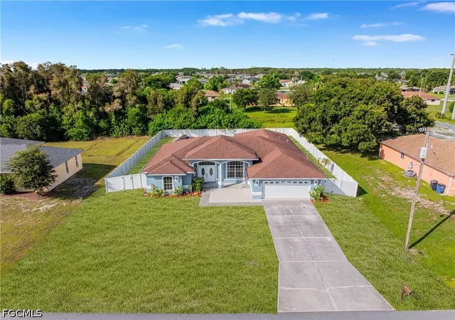 Photo 3 of Single family home for sale at 775 Arundel Cir, Fort Myers, FL 33913 | MLS# 2026033018 | Listing updated on 2026-08-04