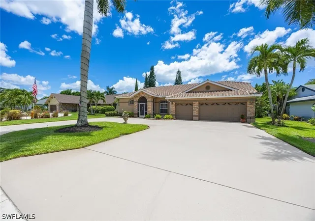 Photo 1 of Single family home for sale at 195 Palmetto Dunes Cir, Naples, FL 34113 | MLS# 226029016 | Listing updated on 2026-09-01