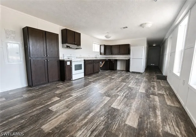 Photo 4 of Manufactured home for sale at 385 S Lindero St, Clewiston, FL 33440 | MLS# 226029071 | Listing updated on 2026-08-11