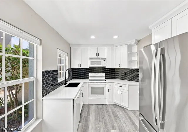 Listing Photo 5 - Condo for sale in building located at 28080 Cavendish Ct, Bonita Springs, FL 34135 - Unit #2006