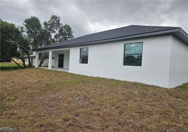 Photo 2 of Single family home for sale at 820 Lystra Ave, Fort Myers, FL 33913 | MLS# 2026034359 | Listing updated on 2026-08-28
