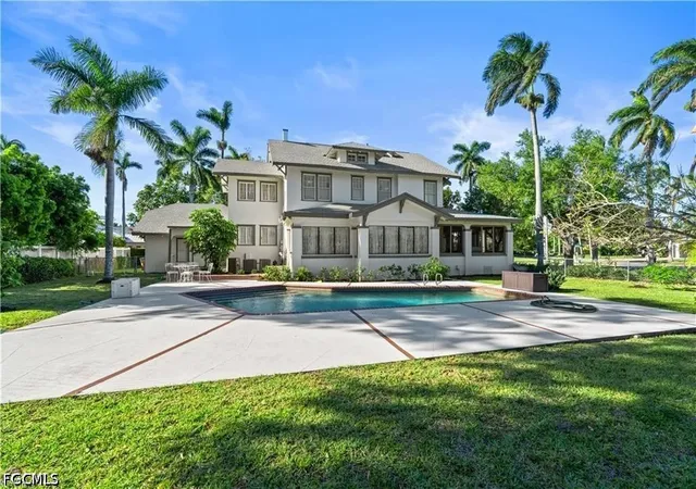 Photo 1 of Sale Pending at 3235 Avocado Dr, Fort Myers, FL 33901 | MLS# 2026035450 | Listing updated on 2026-08-31