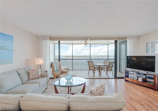 Listing Photo 4 - Condo for sale in building located at 17080 Harbour Pt Dr, Fort Myers, FL 33908 - Unit #916
